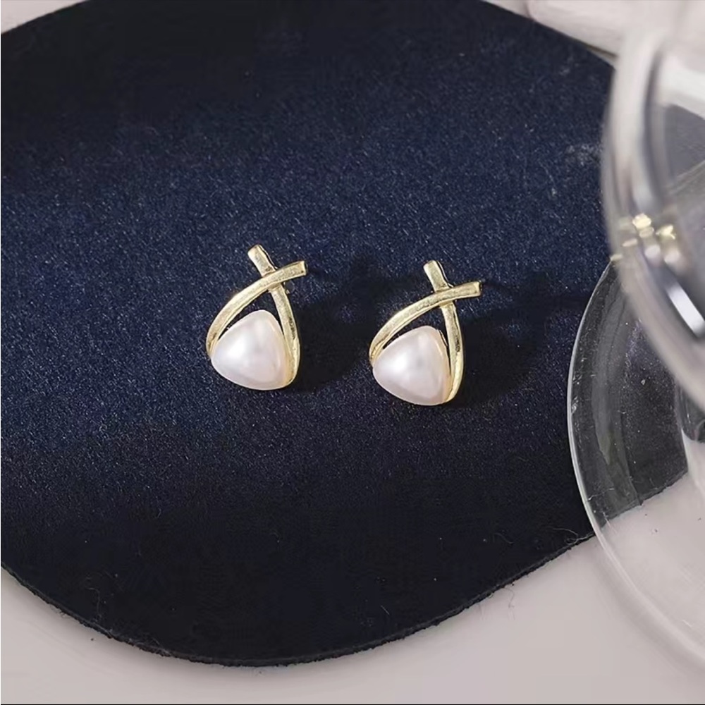 Clearance! New! Pearl Gold Bow Stud Earrings - Picture 4 of 7